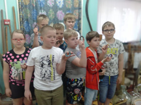 Кимовский музей встречает ребят из школьного лагеря.