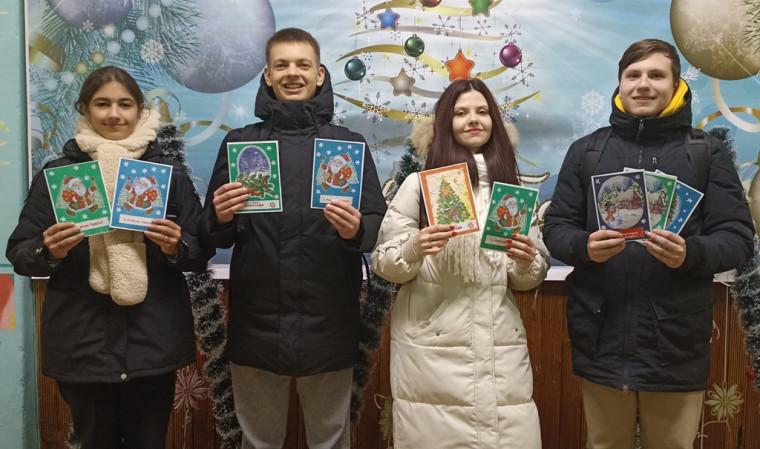 ВОЛОНТЁРЫ «АСТРЫ» ПОЗДРАВИЛИ ВЕТЕРАНОВ И ЗАСЛУЖЕННЫХ РАБОТНИКОВ ШКОЛЫ.